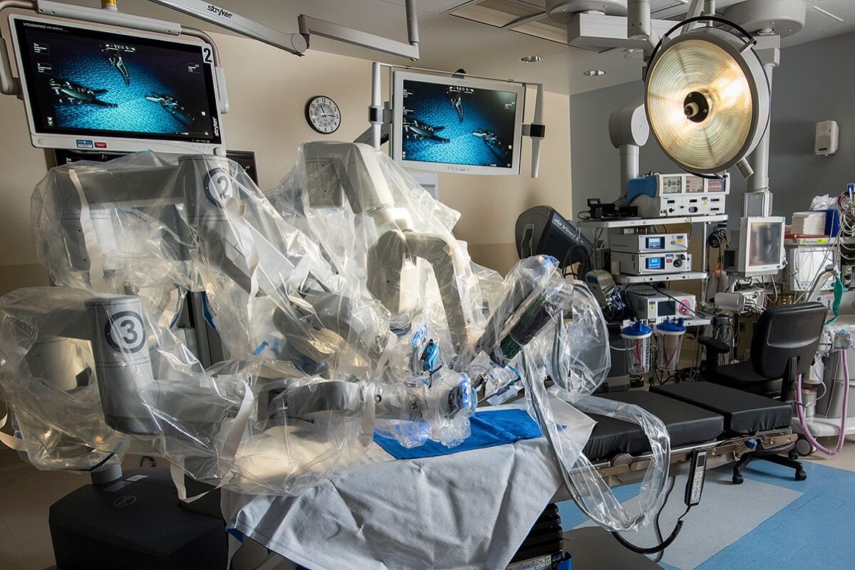 Surgeons perform state-of-the-art robotic operations to cure patients of complex cancers of the prostate, uterus, colon, stomach, esophagus and lung.